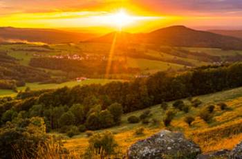 Der Sonnenuntergang über dem Simmelsberg wurde im Naturpark Hessische Rhön fotografisch festgehalten und ist das diesjährige Key Visual für den VDN-Fotowettbewerb „Augenblick Natur!“ 2023, der von März bis Oktober läuft. 