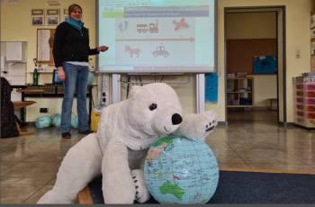 Kuno der Eisbär und Nina Fetzer in der Klasse in Uersfeld 