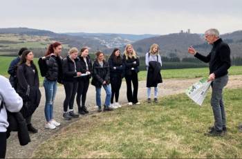 Studierende mit dem Gästeführer Alfred Graff unterwegs im Naturpark und UNESCO Global Geopark Vulkaneifel