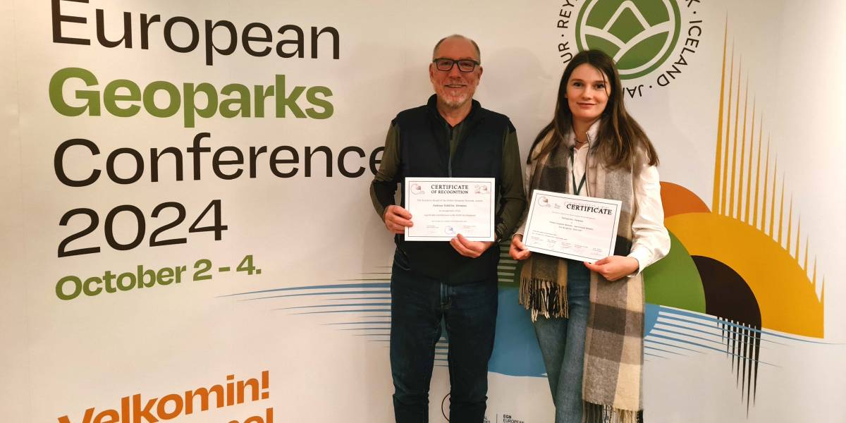 Bei der Konferenz des Europäischen Geopark Netzwerks (EGN) Anfang Oktober durften der Geschäftsführer des Natur- und Geoparks Vulkaneifel Dr. Andreas Schüller und Sabine Kummer das Zertifikat für 2024-2027 entgegen nehmen.