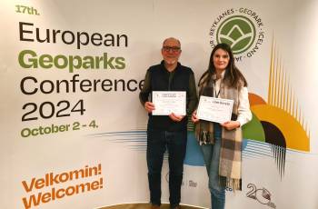 Bei der Konferenz des Europäischen Geopark Netzwerks (EGN) Anfang Oktober durften der Geschäftsführer des Natur- und Geoparks Vulkaneifel Dr. Andreas Schüller und Sabine Kummer das Zertifikat für 2024-2027 entgegen nehmen.