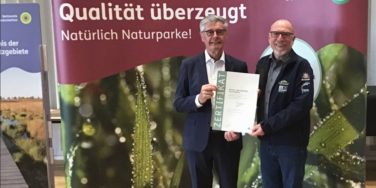 Der Präsident des Verbands Deutscher Naturparke (VDN), Friedel Heuwinkel, überreicht dem Geschäftsführer des Natur- und Geoparks Vulkaneifel, Andreas Schüller, die Urkunde als Qualitätsnaturpark. Insgesamt 19 Naturparke wurden am 18. September 2024 während der Mitgliederversammlung des Verbandes Deutscher Naturparke e. V. (VDN e. V.) im Naturpark Südschwarzwald für Ihre Qualitätsarbeit im Rahmen der „Qualitätsoffensive Naturparke“ ausgezeichnet.