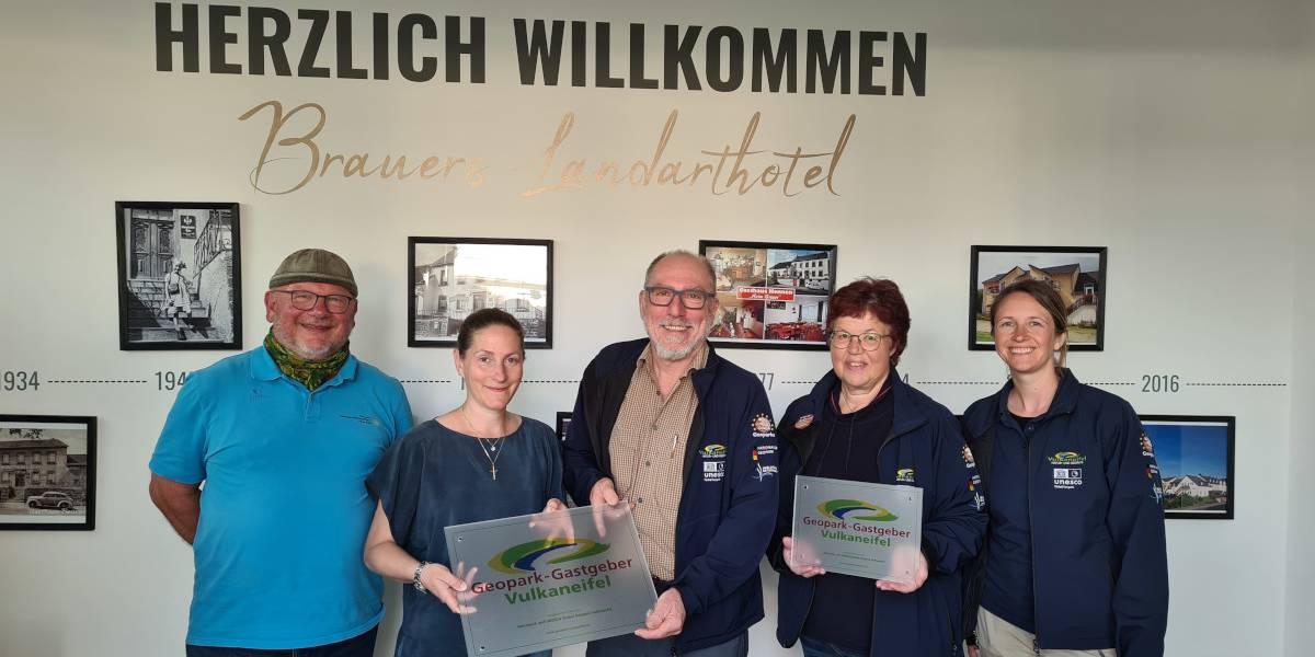 Das Brauers Landarthotel ist nun Geopark-Gastgeber: Katrin Hennen (2.v.l.) nimmt die Zertifizierung vom Team des Natur- und Geoparks Vulkaneifel sowie Qualitätsscout Dr. Manfred Klöppel (links) entgegen. 